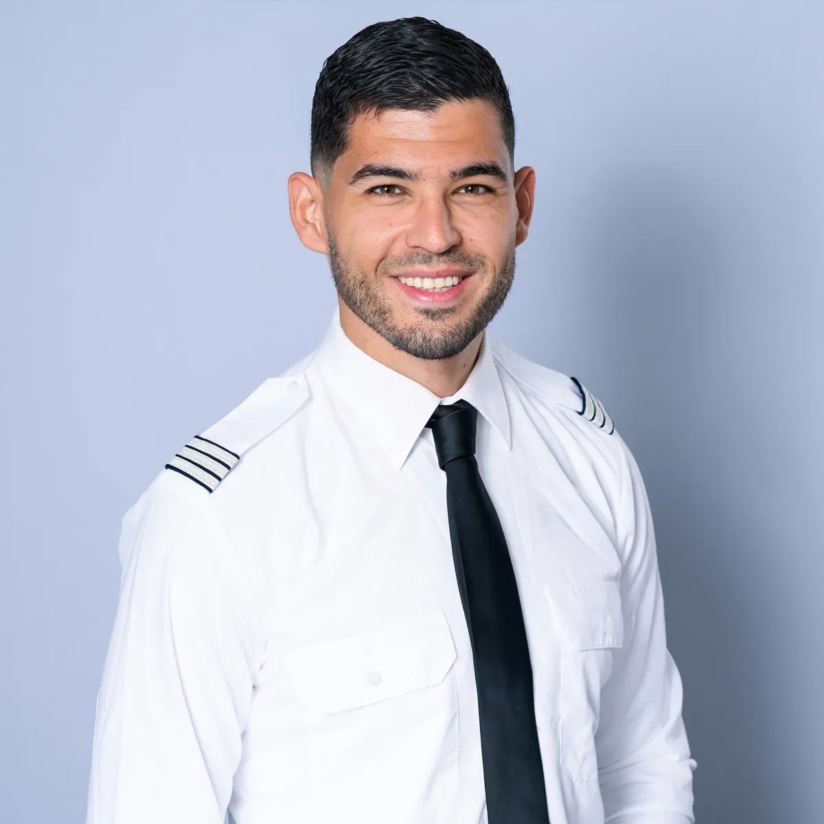 Walid Chouchane, fondateur de La Geekerie, photo de portrait en uniforme de pilote de ligne